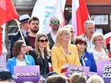 [WIDEO/FOTO] Rafał Trzaskowski z wizytą na świdnickim rynku. Kaczyński boi się wszystkiego, a aspiruje do rządzenia krajem