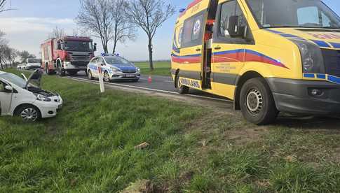 [FOTO] Zderzenie dwóch pojazdów koło Międzyrzecza. Jedno z aut dachowało
