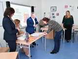 [FOTO] Do szkół z terenu miasta i gminy trafiły materiały edukacyjne o dorastaniu. Inicjatorem Fundusz Regionu Wałbrzyskiego