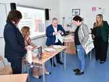 [FOTO] Do szkół z terenu miasta i gminy trafiły materiały edukacyjne o dorastaniu. Inicjatorem Fundusz Regionu Wałbrzyskiego