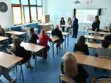 [FOTO] Do szkół z terenu miasta i gminy trafiły materiały edukacyjne o dorastaniu. Inicjatorem Fundusz Regionu Wałbrzyskiego