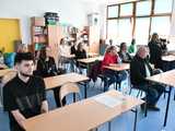 [FOTO] Do szkół z terenu miasta i gminy trafiły materiały edukacyjne o dorastaniu. Inicjatorem Fundusz Regionu Wałbrzyskiego