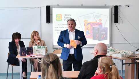 [FOTO] Do szkół z terenu miasta i gminy trafiły materiały edukacyjne o dorastaniu. Inicjatorem Fundusz Regionu Wałbrzyskiego
