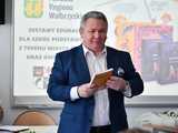 [FOTO] Do szkół z terenu miasta i gminy trafiły materiały edukacyjne o dorastaniu. Inicjatorem Fundusz Regionu Wałbrzyskiego