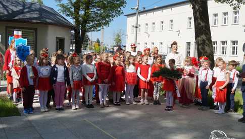 [FOTO] Uczniowie z Jaworzyny Śląskiej celebrowali Święto Konstytucji 3 Maja