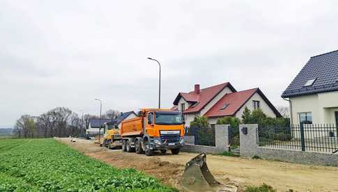 Trwa budowa drogi w Wierzbnej