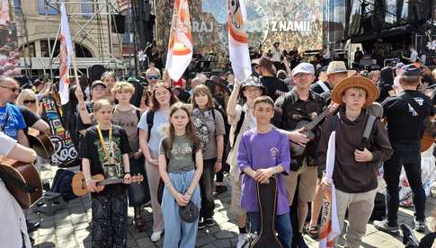 [FOTO] Gitarzyści ze świdnickiego MDK-u na Gitarowym Rekordzie Świata we Wrocławiu