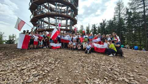[FOTO] Gminny Rajd z Flagą. Gminne Koło PTTK Teraz Sudety wyruszyło na Dzikowiec