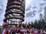 [FOTO] Gminny Rajd z Flagą. Gminne Koło PTTK Teraz Sudety wyruszyło na Dzikowiec