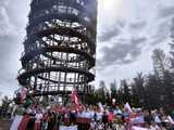 [FOTO] Gminny Rajd z Flagą. Gminne Koło PTTK Teraz Sudety wyruszyło na Dzikowiec