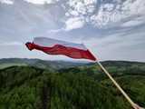 [FOTO] Gminny Rajd z Flagą. Gminne Koło PTTK Teraz Sudety wyruszyło na Dzikowiec