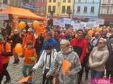 [FOTO] Świdnica świętowała godność osób z niepełnosprawnością intelektualną. Pomarańczowy marsz przeszedł przez rynek