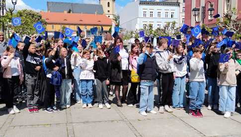[FOTO] Festiwal Piosenki Obcojęzycznej i odśpiewanie hymnu UE rozpoczęło Europejski Weekend w Strzegomiu