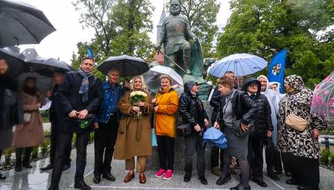 [FOTO] W Świdnicy odsłonięto pomnik Bolka II. Stanął na skwerze Lecha Kaczyńskiego