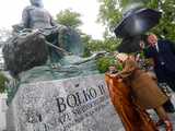 [FOTO] W Świdnicy odsłonięto pomnik Bolka II. Stanął na skwerze Lecha Kaczyńskiego