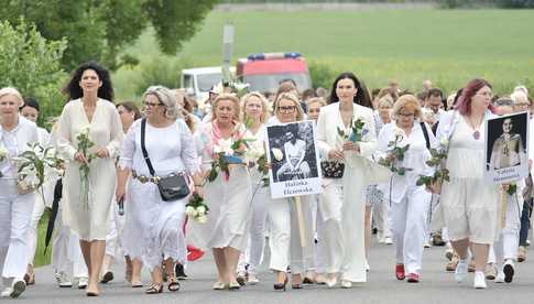 [WIDEO/FOTO] Jeżeli tracimy o nich pamięć, to odbieramy sens ich cierpienia. Biały Marsz przeszedł do Muzeum Gross-Rosen