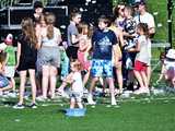 [WIDEO/FOTO] Tysiące baniek, mydlana wyspa i mnóstwo dobrej zabawy. Trwa 8. Mydlany Park Festiwal w Żarowie