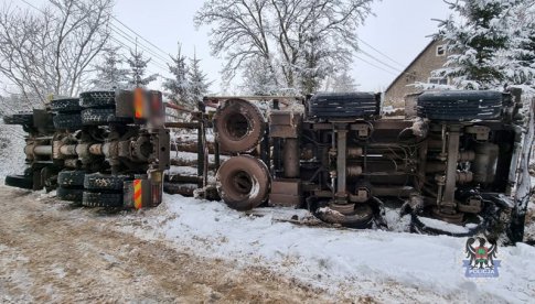 [FOTO] Ciężarówka wypadła z drogi w Jabłowie