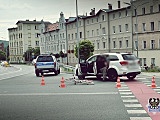 Dwa poważne zdarzenia drogowe na ul. Wrocławskiej w Wałbrzychu. Zderzenie dwóch pojazdów i potrącenie rowerzystki