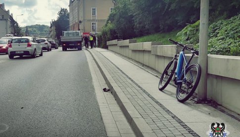51-latek przewrócił się na rowerze i wpadł wprost pod jadący samochód dostawczy [Foto]