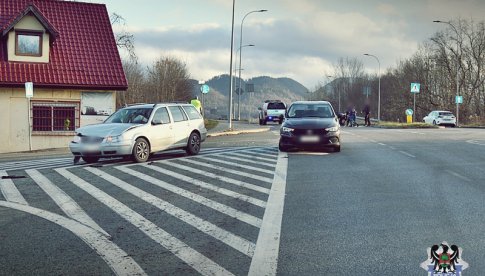 Wypadek na skrzyżowaniu Sikorskiego i Przemysłowej w Wałbrzychu [Foto]