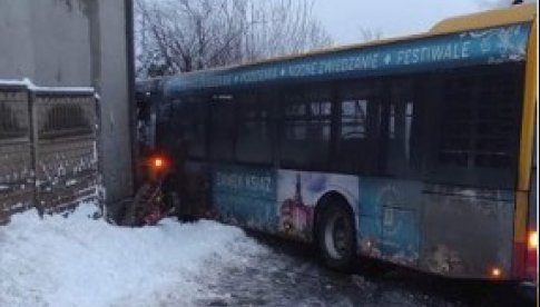 Autobus miejski wjechał w ogrodzenie [Foto]