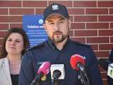 [WIDEO/FOTO] W Jedlinie-Zdroju powstał telefon na policję. Zapewnia szybki i łatwy kontakt z najbliższym komisariatem