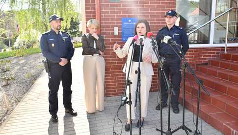 [WIDEO/FOTO] W Jedlinie-Zdroju powstał telefon na policję. Zapewnia szybki i łatwy kontakt z najbliższym komisariatem