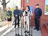 [WIDEO/FOTO] W Jedlinie-Zdroju powstał telefon na policję. Zapewnia szybki i łatwy kontakt z najbliższym komisariatem