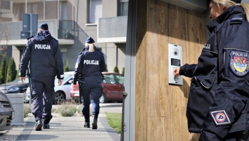 Wrocławscy policjanci sprawdzają, czy osoby objęte kwarantanną nie potrzebują pomocy
