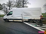 Wypadek karetki i busa na zjeździe z A4