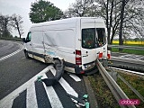 Wypadek karetki i busa na zjeździe z A4