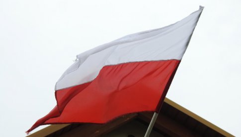 Zrywali flagi Polski z budynków, teraz odpowiedzą za przestępstwo