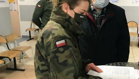 Żołnierze Wojsk Obrony Terytorialnej pomagają w realizacji narodowego programu szczepień