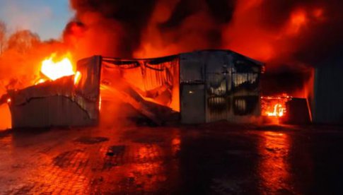 Pożar hal magazynowych w Wilczycach