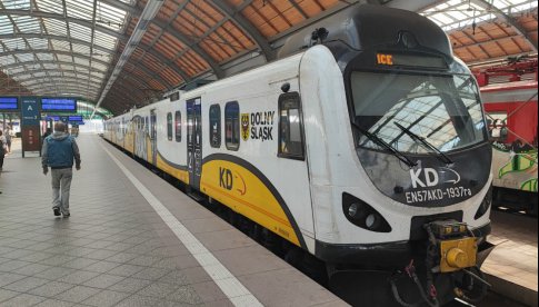 16 kwietnia wraca połączenie kolejowe ze Skalnym Miastem w Czechach. Kiedy i skąd odjadą pociągi?