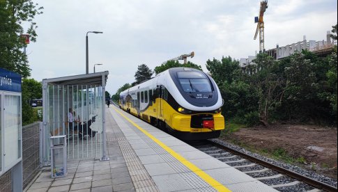 [FOTO, ROZKŁAD] Wróciły pociągi z Wrocławia do Świdnicy przez Sobótkę. Niektóre kursy pojadą do Bielawy