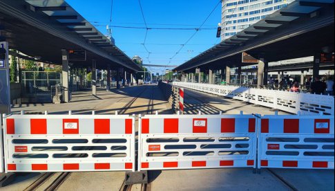 Pierwszy etap remontu na Rondzie Reagana za nami: Linie tramwajowe wracają na swoje trasy, autobusy dalej korzystają z przystanków zastępczych