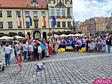 [FOTO, WIDEO] Bili rekord w śpiewaniu ukraińskiej piosenki. Dużo Ukraińców na wrocławskim rynku