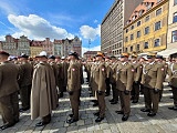 Promocja na pierwszy stopień oficerski absolwentów Akademii Wojsk Lądowych na wrocławskim Rynku