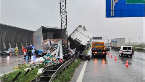 [FOTO] Groźny wypadek na AOW. Zderzenie dwóch ciężarówek
