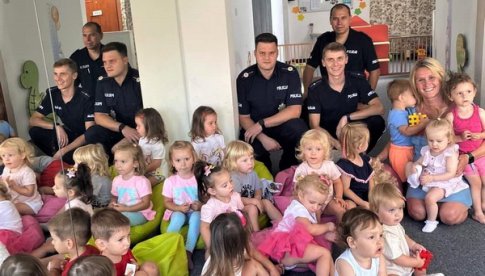 Policjanci z Komisariatu Policji Wrocław-Grabiszynek odwiedzili Klub Malucha Tuptusie w Smolcu