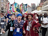 Kolorowa parada na wrocławskim Rynku. To uczestnicy Lelenfant [Foto]