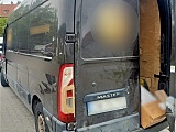 Dziurawe siedzenia, urwane pasy bezpieczeństwa, zużyty bieżnik, popękane lampy i lusterka. Dostawcze renault odjechało z miejsca kontroli na lawecie