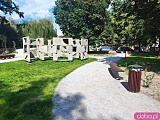 Nowe miejsce wypoczynku na Ołbinie. Podwórko zdobią rzeźby wrocławskiego architekta [Foto]