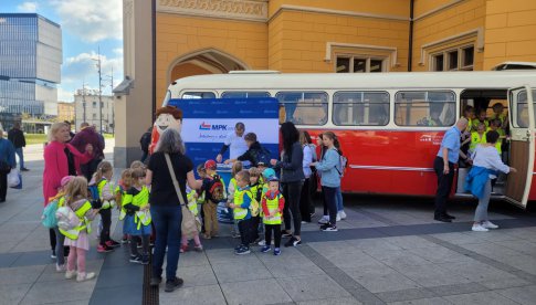 Bezpieczna droga do szkoły. MPK Wrocław i policja edukowali dzieci w zakresie podróżowania komunikacją miejską [Foto]