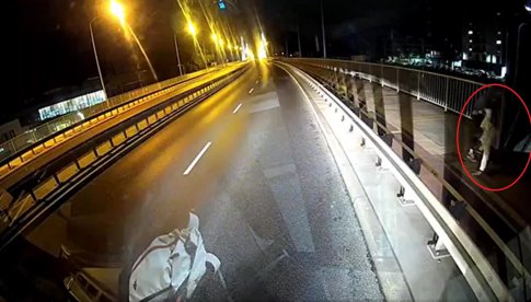 Kierująca autobusem miejskim uratowała mężczyznę, który chciał skoczyć z Mostu Milenijnego