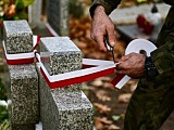 Dolnośląscy terytorialsi uprzątnęli groby bohaterów narodowych [Foto]