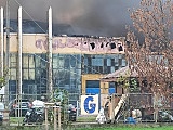 Pożar zakładu przy ul. Bystrzyckiej. Kłęby dymu nad Wrocławiem [Nowe zdjęcia]