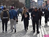 Wrocław w biało-czerwonych barwach. Tłumy ludzi na rynku, zabawa na placu Wolności [Foto, Wideo]